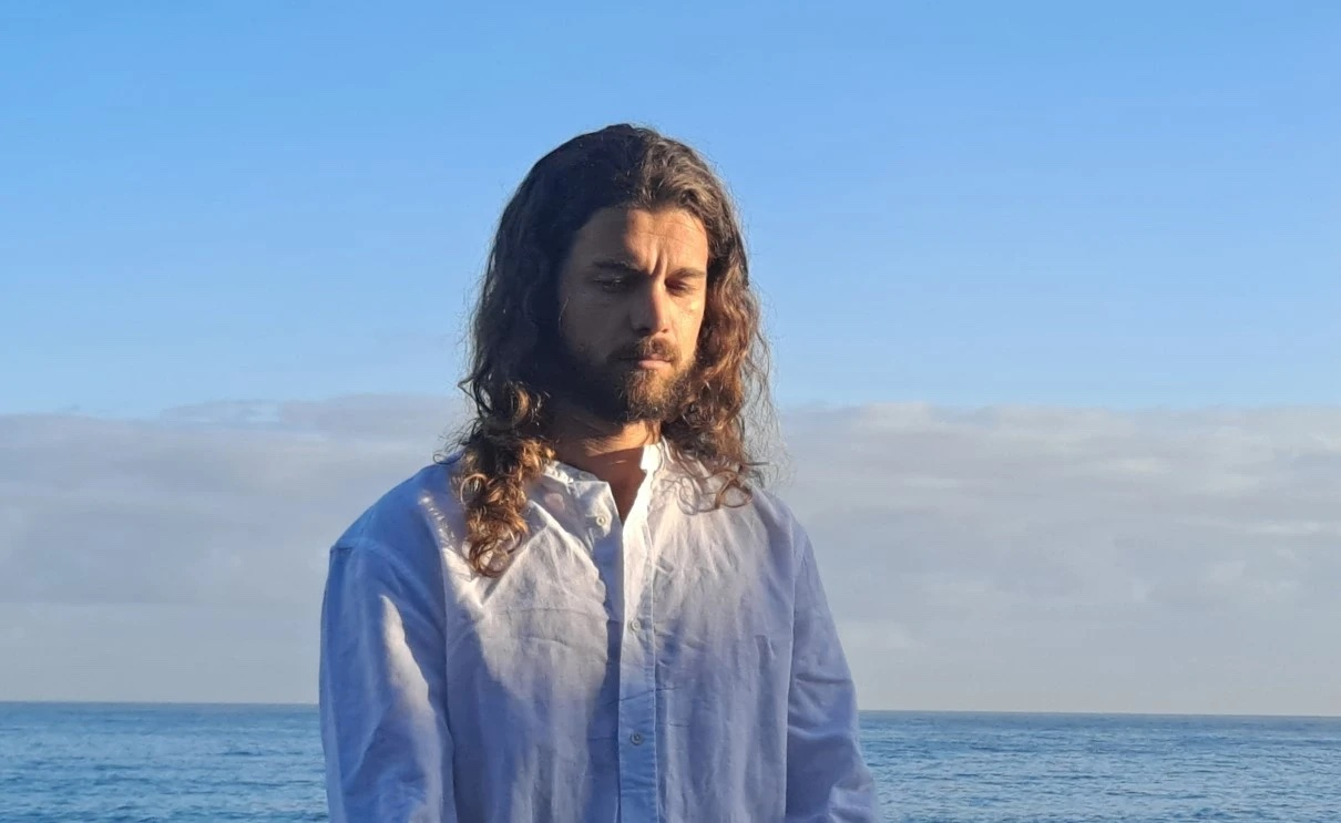 Roberto hilft Menschen auf der ganzen Welt, sich zu entspannen, sich zu konzentrieren und durch uralte Meditationstechniken innere Ruhe zu finden.